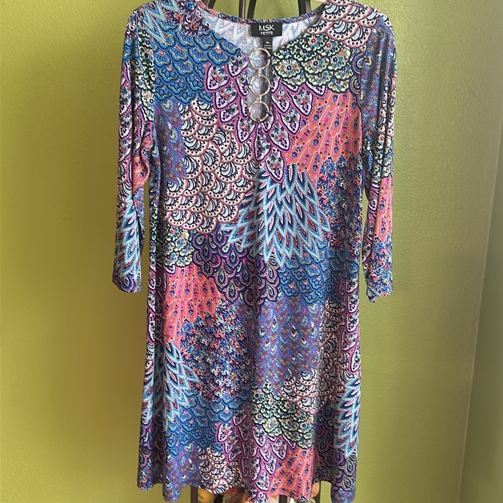 💖MSK bright colored print shift dress with 3 silver rings at neckline